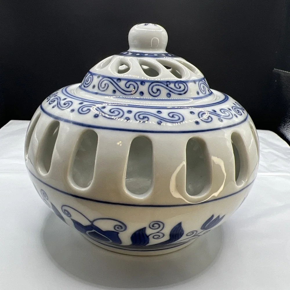 Bombay Company Blue & White Porcelain Chinoiserie Potpourri Tealight Incense Jar
